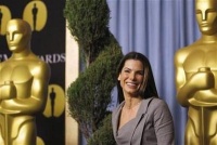 Flanqueada por 2 gigantes dorados este podría ser el año del Oscar para Sandra Bullock nominada a mejor actriz por "The Blind Side"